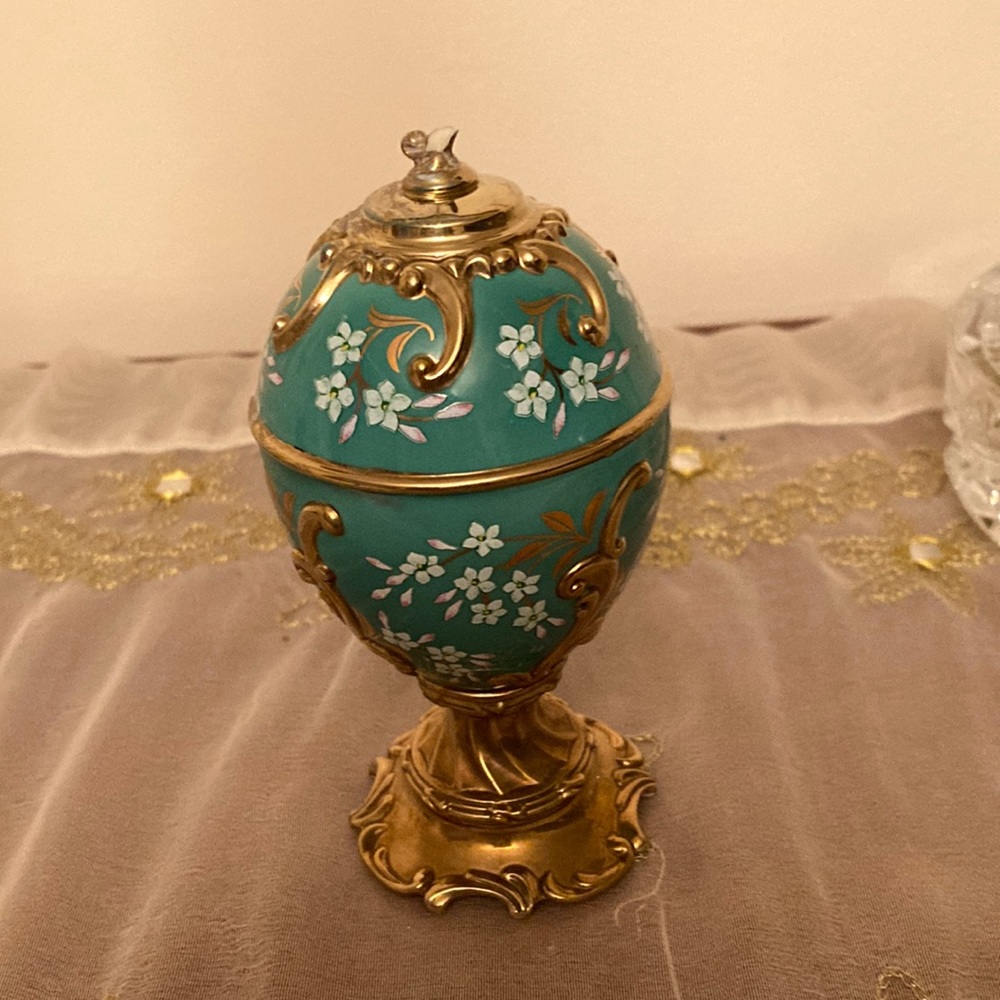 TFM The Franklin Mint Faberge Porcelain Musical Egg Jasmine Crafted in Thailand